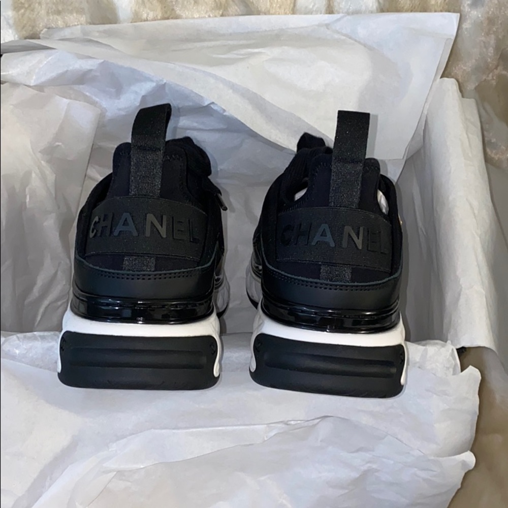 ❌SOLD❌ BRANDNEW IN BOX CHANEL RUNNERS - Picture 3 of 8